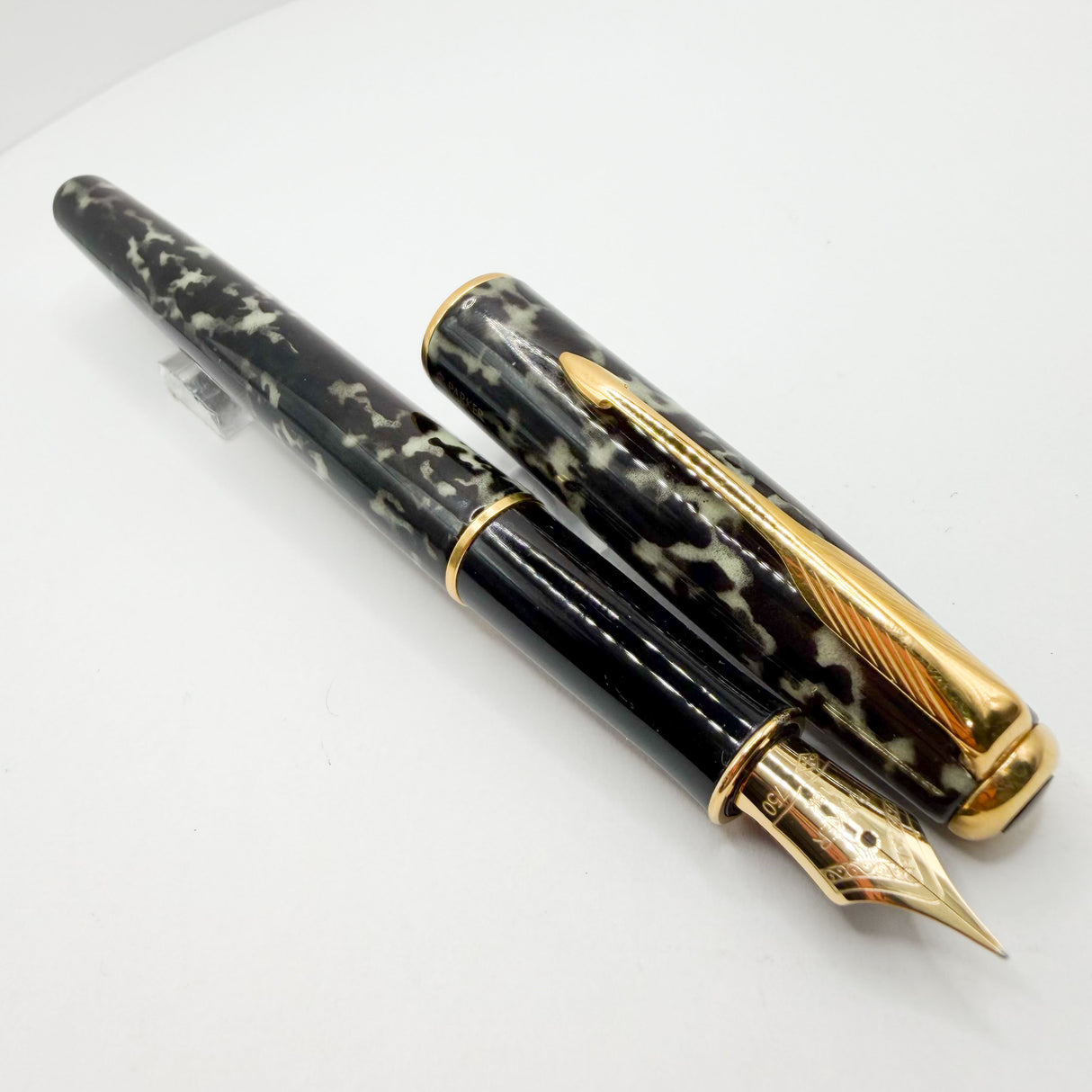 Parker Sonnet Moonbeam Lacque Marbled Charcoal/Ivory Fountain Pen - Fine 18kt Gold Nib