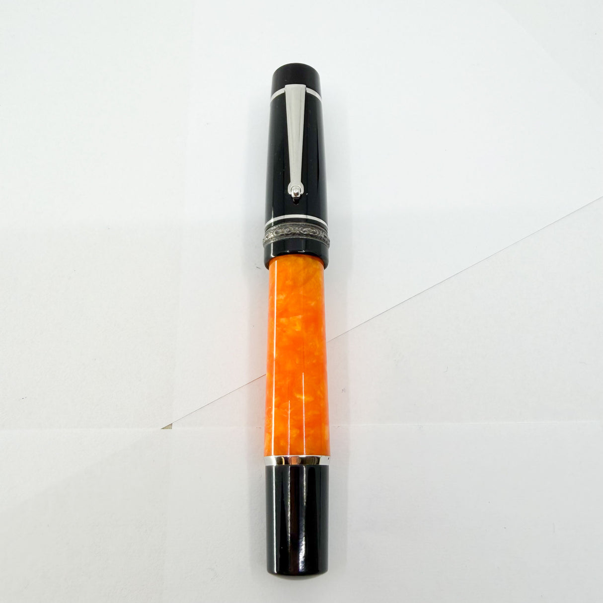 Delta - Original DolceVita Sterling Silver Trim Medium Fountain Pen - Medium 18kt Gold Nib