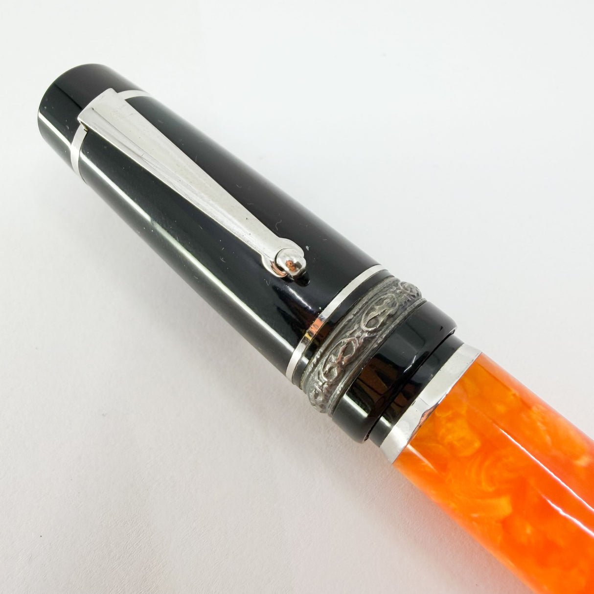 Delta - Original DolceVita Sterling Silver Trim Medium Fountain Pen - Medium 18kt Gold Nib