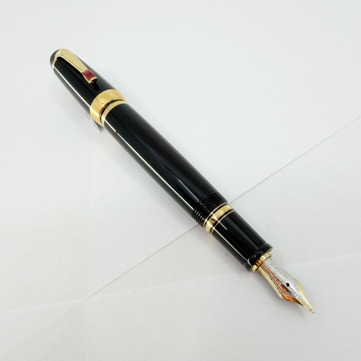 Montblanc Boheme Rouge - Black Resin Fountain Pen - Retractable Medium 18kt Gold Nib