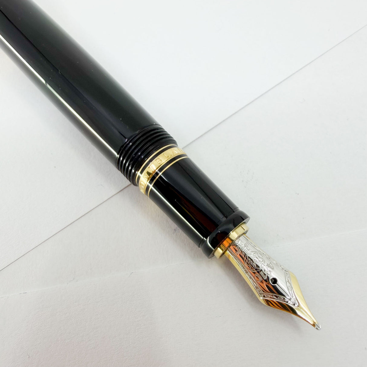 Montblanc Boheme Rouge - Black Resin Fountain Pen - Retractable Medium 18kt Gold Nib