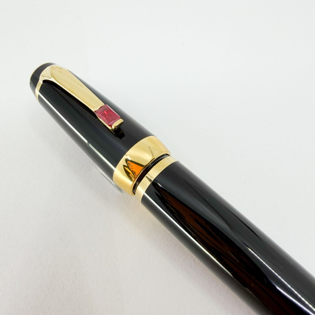 Montblanc Boheme Rouge - Black Resin Fountain Pen - Retractable Medium 18kt Gold Nib