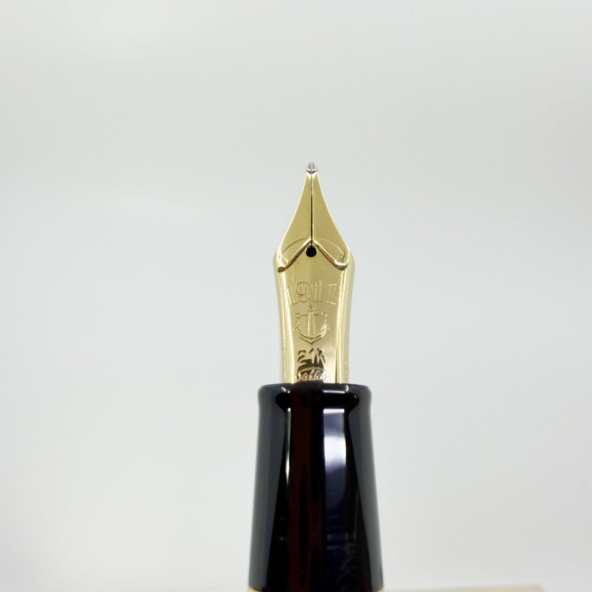 Sailor Arita Koransha Chrysanthemum Porcelain Fountain Pen - Naginata 21kt Cross Point Nib!!!