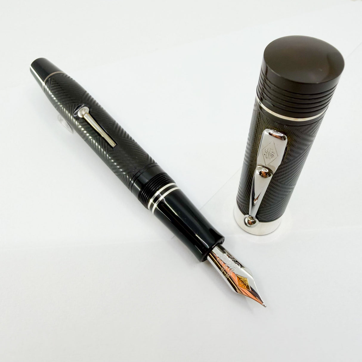 Conway Stewart Churchill Ebonite Collection - Alternating Diagonal Line Pattern Lever-Fill Fountain Pen - Fine 18kt Gold Nib