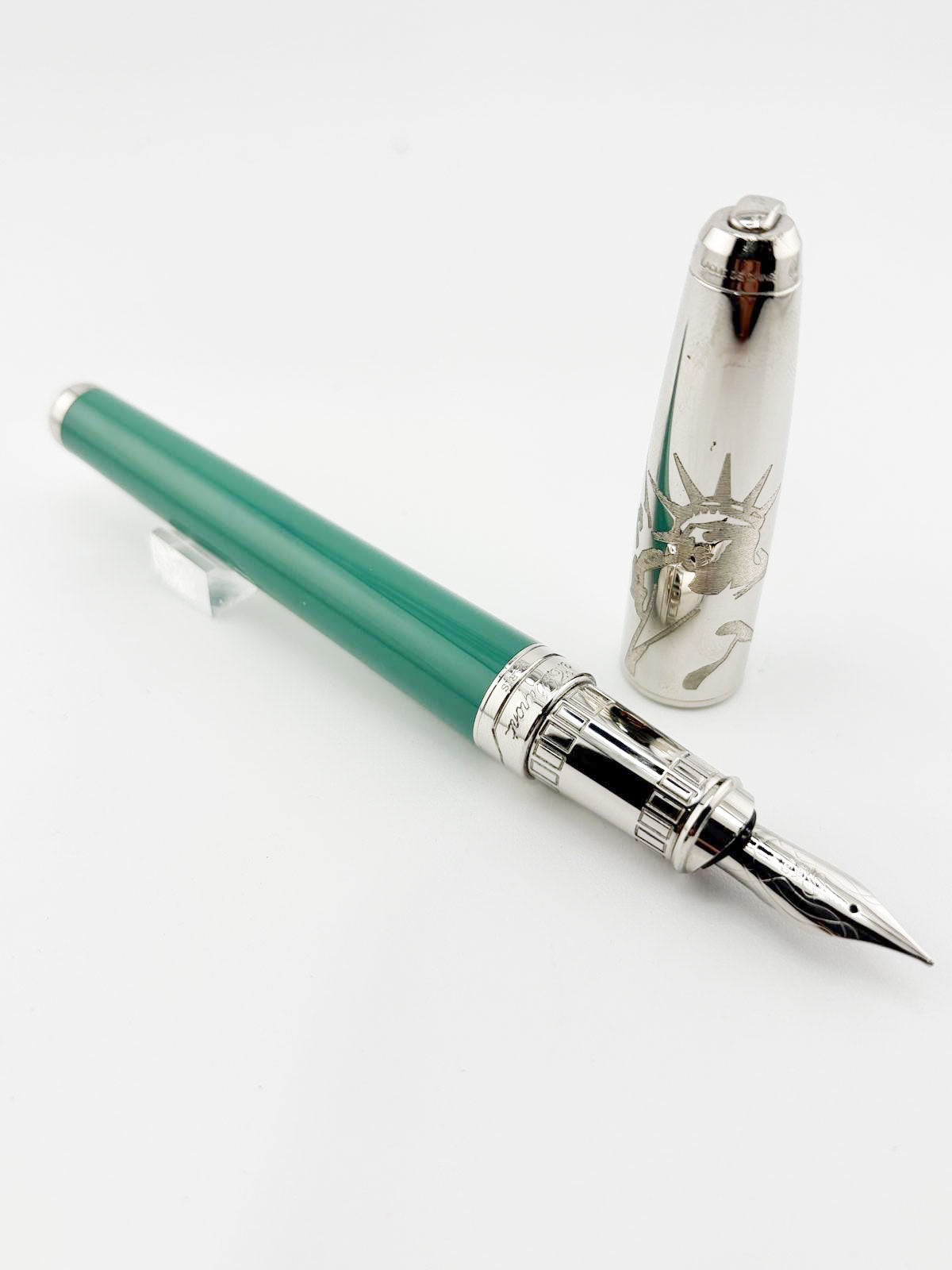 S.T. DuPont Statue of Liberty Limited Edition Fountain Pen - Medium 18kt Gold Nib