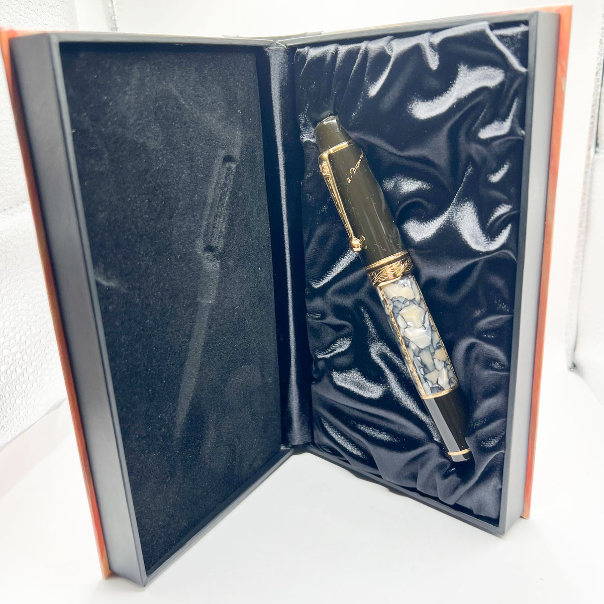 Montblanc Alexandre Dumas (Incorrect Signature) Writer Series Ltd. Ed. Fountain Pen - Fine 18kt Gold Nib