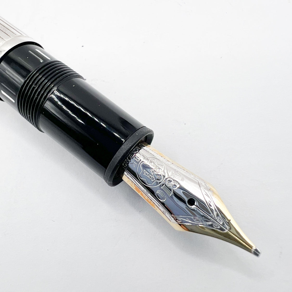 Montblanc Meisterstück Solitaire Le Grand Pinstriped Sterling Silver #146S Fountain Pen - Medium 18kt Gold Nib