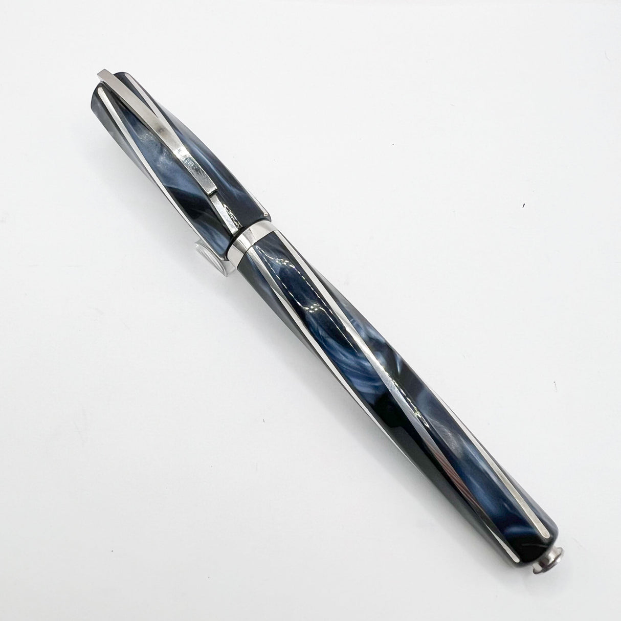 Visconti Divina Elegance Oversize Imperial Blue Fountain Pen - Fine 18kt Gold Nib