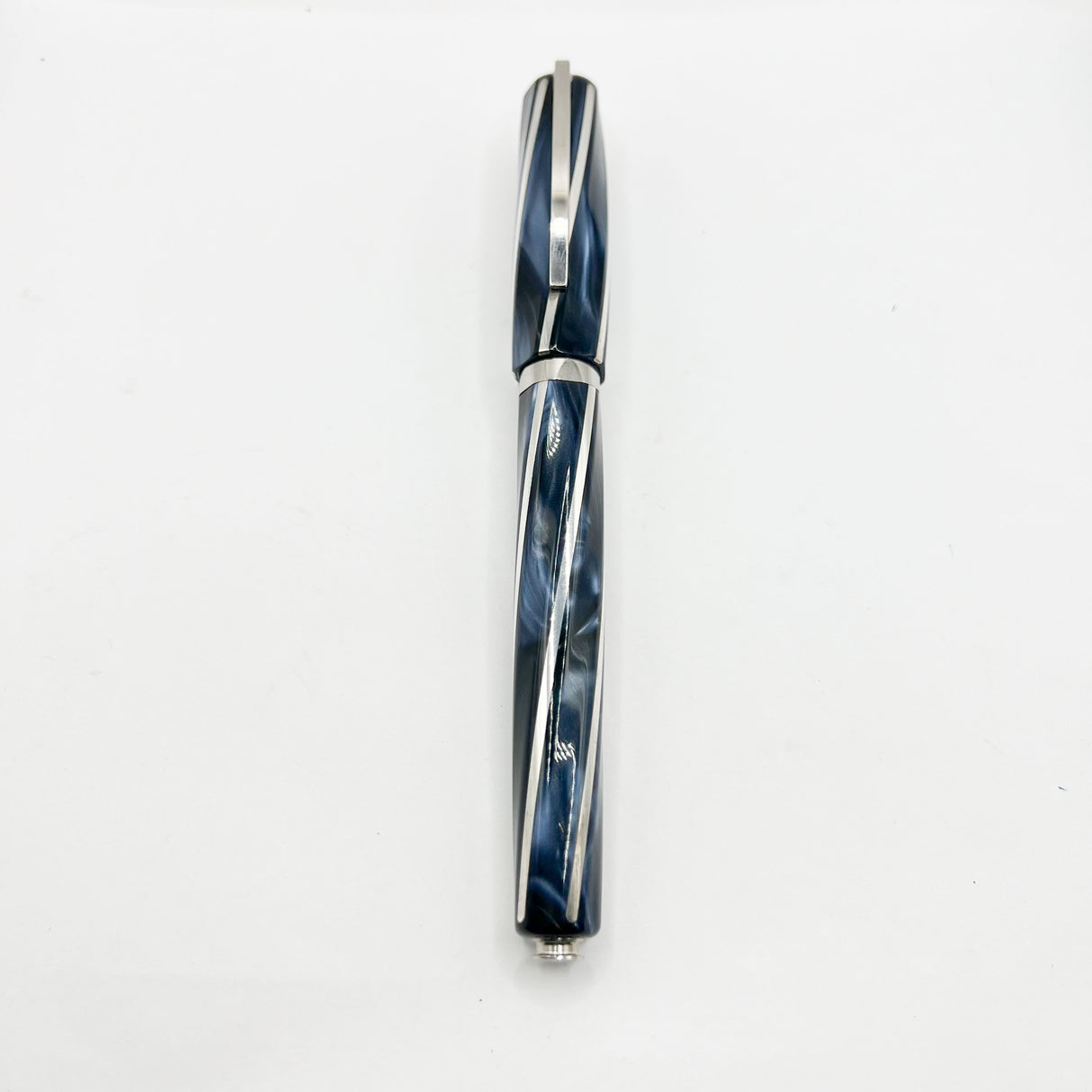 Visconti Divina Elegance Oversize Imperial Blue Fountain Pen - Fine 18kt Gold Nib