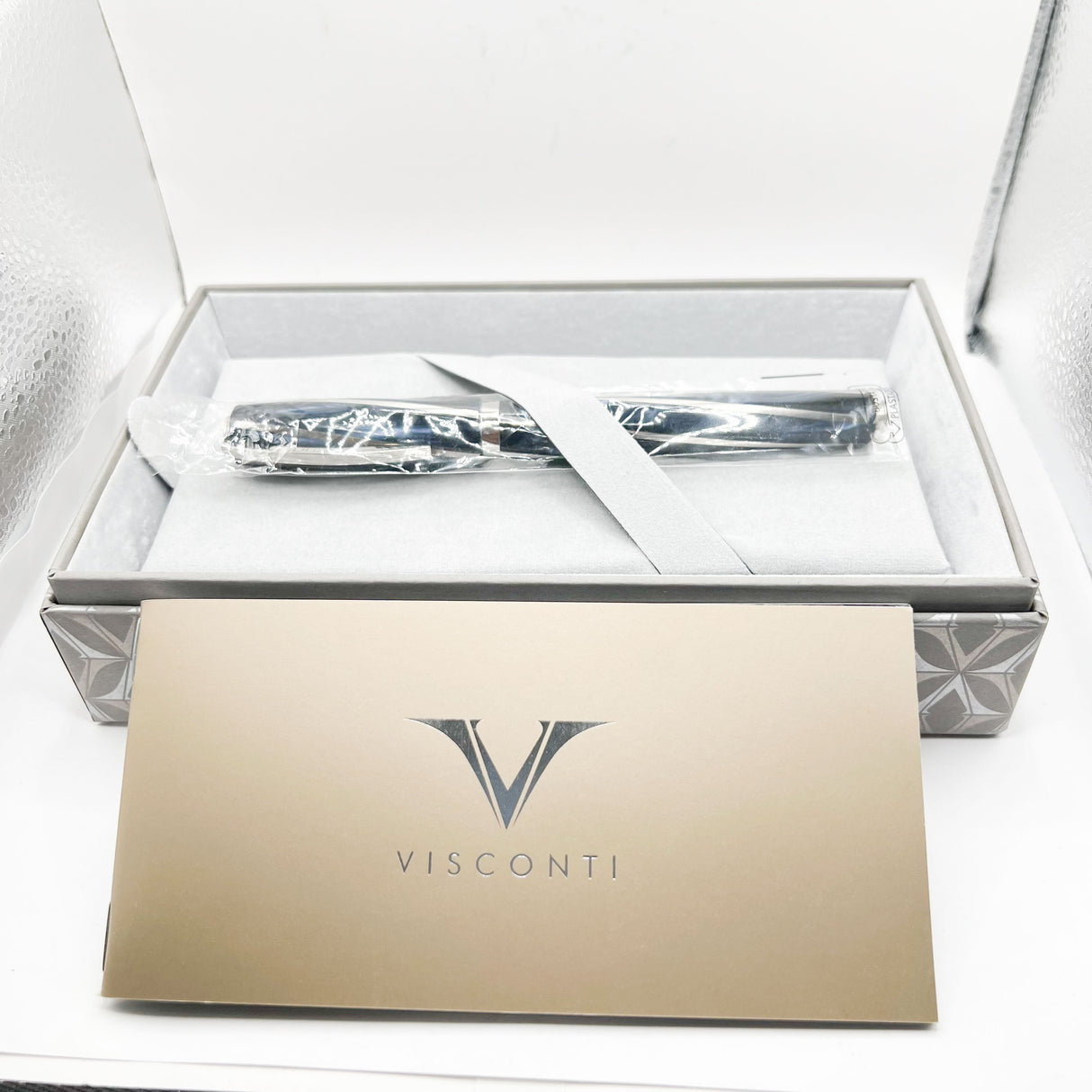 Visconti Divina Elegance Oversize Imperial Blue Fountain Pen - Fine 18kt Gold Nib