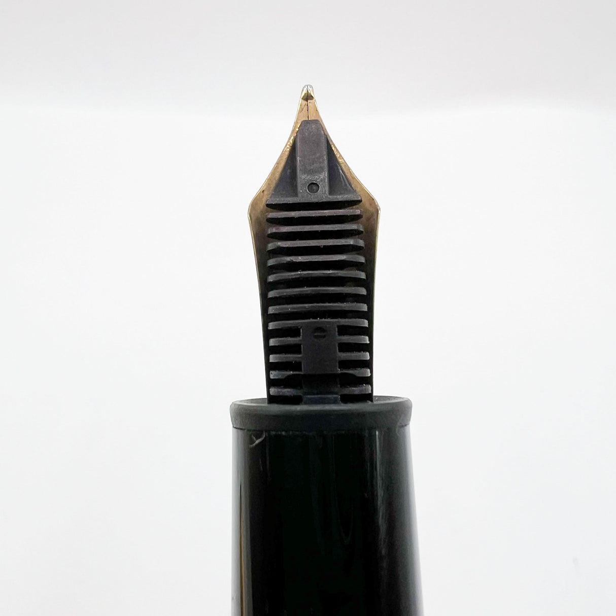 Montblanc Meisterstück Solitaire Le Grand Vermeil Barleycorn #146V Fountain Pen - Medium 18kt Gold Nib