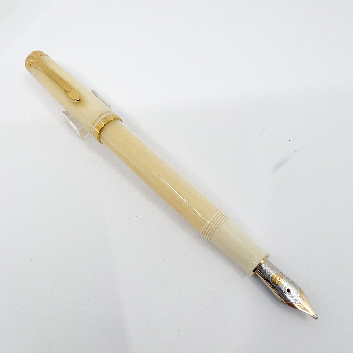 Pelikan M300 Lustrous Ivory Resin Fountain Pen (Circa 2002) - Medium 14kt Gold Nib