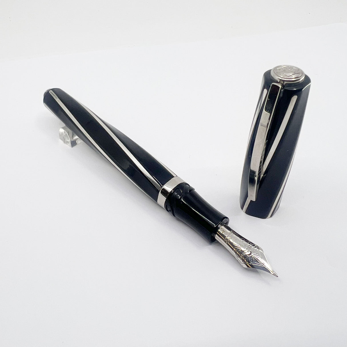 Visconti First Generation Black Divina Oversize Fountain Pen - Flexible Medium 23K Palladium Nib