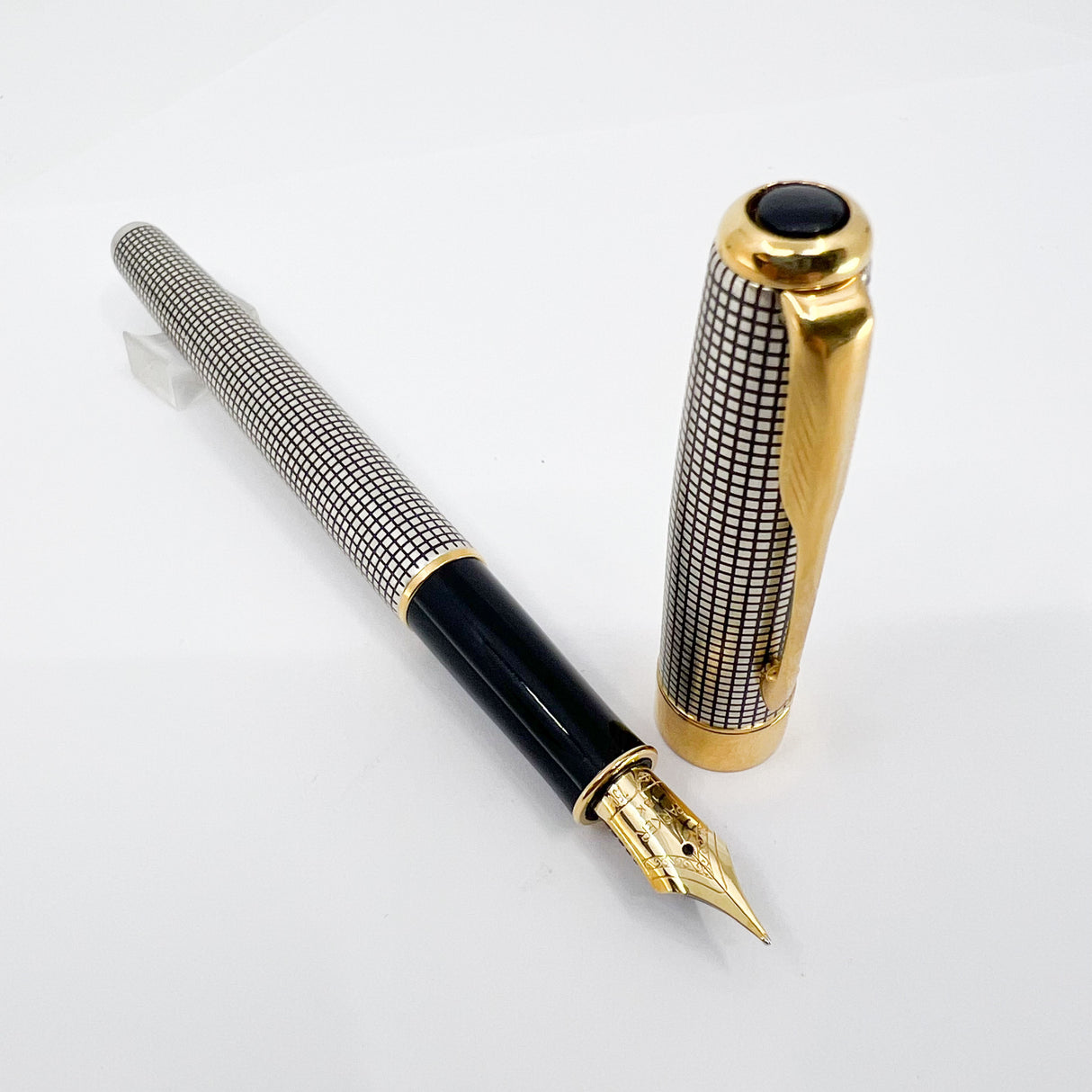 Parker Sonnet Sterling Silver Cisele Cross Hatch Fountain Pen - Fine 18kt Gold Nib