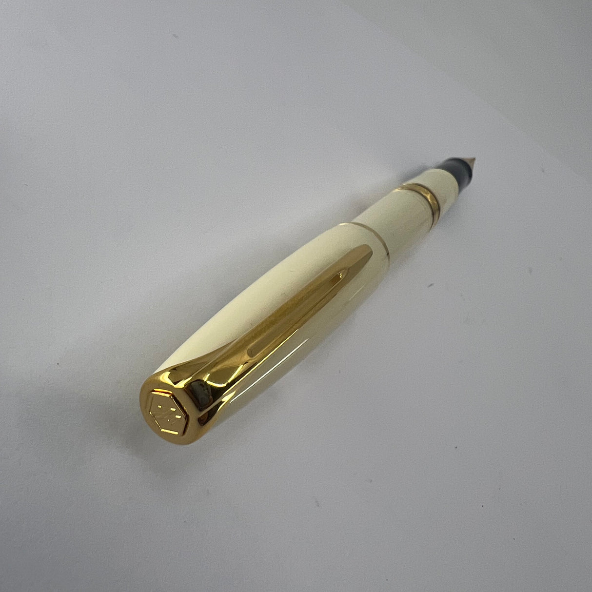 Waterman Ivory Resin Charleston Fountain Pen - Fine 18kt Gold Nib