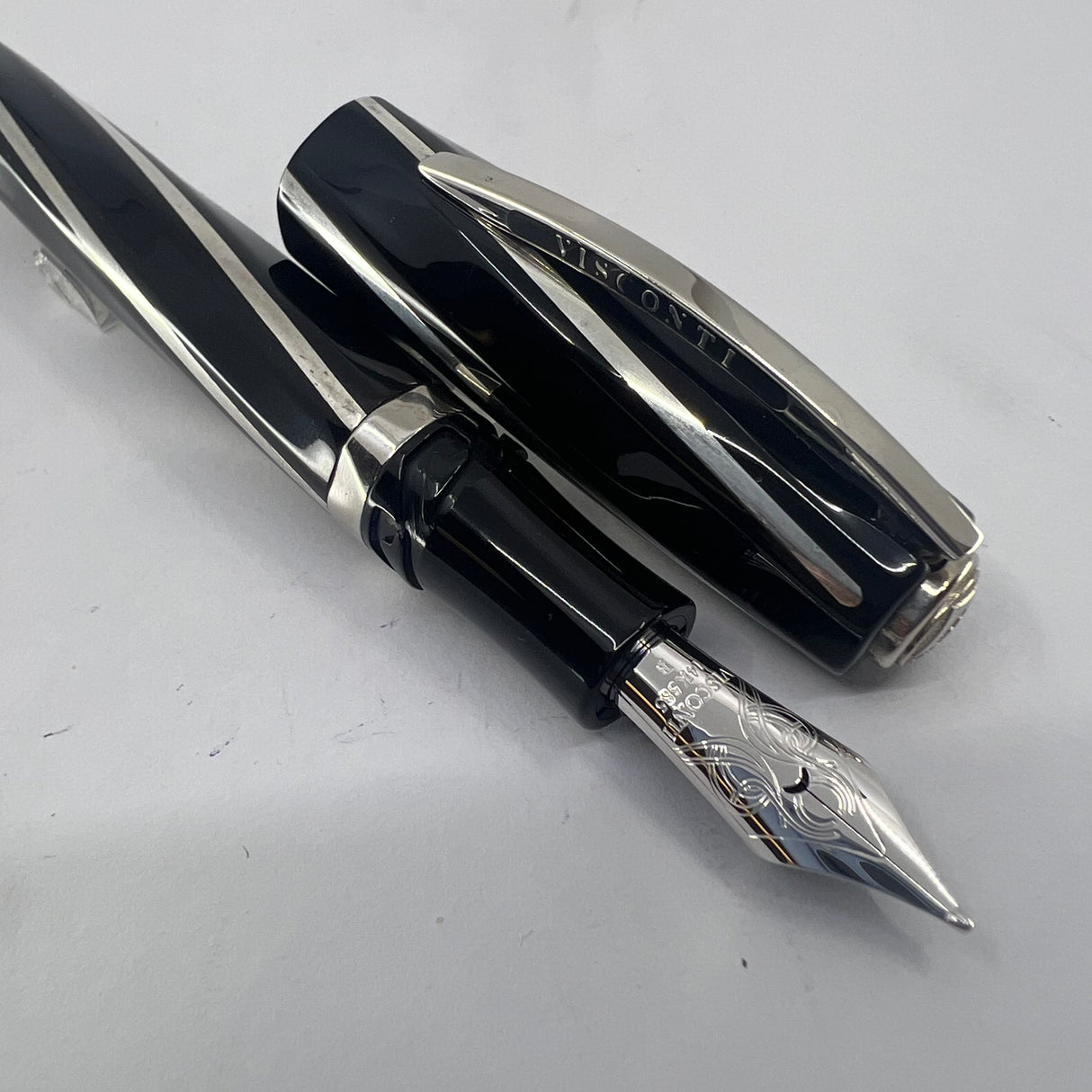 Visconti Black Divina Large Fountain Pen - Broad 14kt Gold Nib