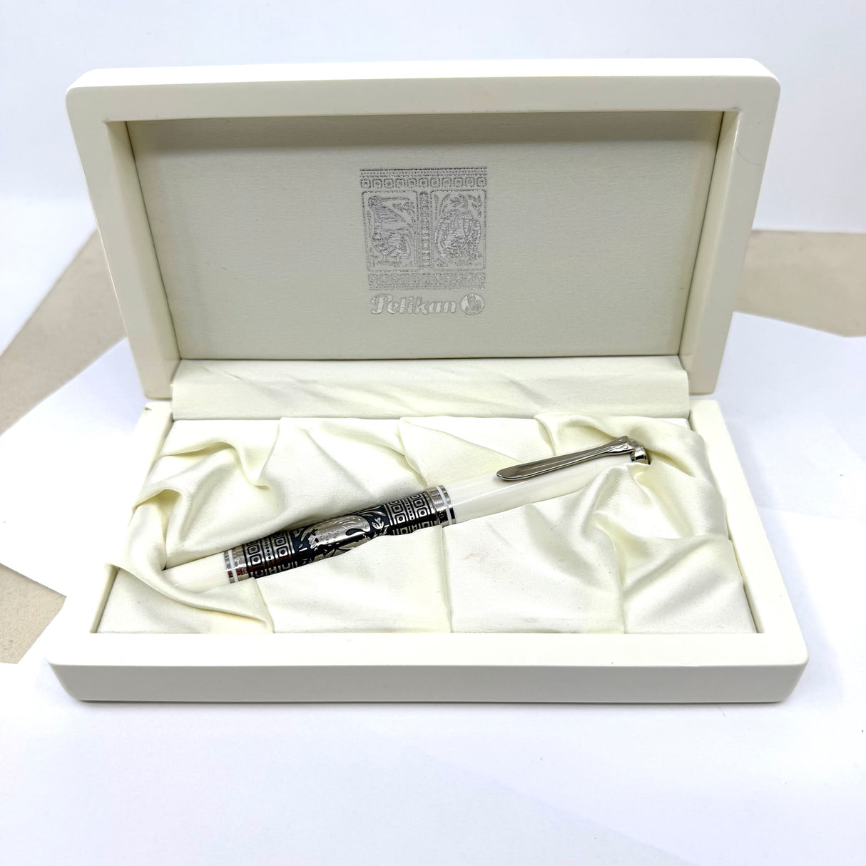 Pelikan M910 White Toledo Fountain Pen - Fine 18kt Gold Nib