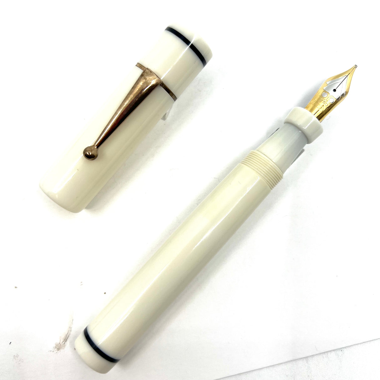 Bexley Giant Fountain Pen - White/Blue bands - Large Cursive Italic 18kt Gold Nib
