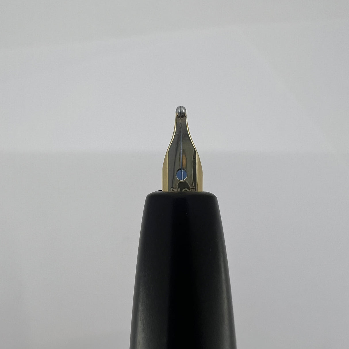 Pilot Namiki Black Matte Vanishing Point Fountain Pen - Classic Style Multi-Facetted Body - 1999 - Broad 14kt Gold Nib