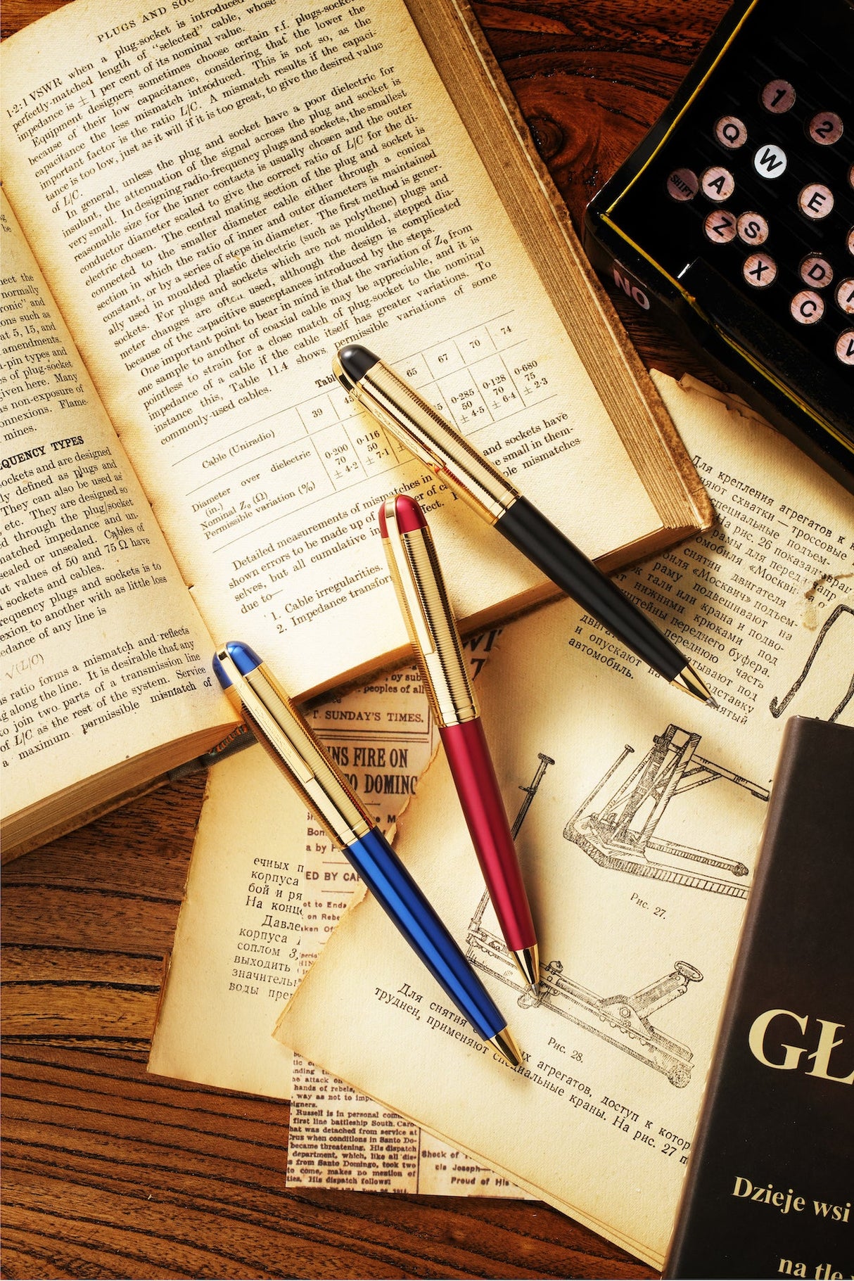 Wahl-Eversharp Skyline Red Presentation Gold Cap - Ballpoint Pen