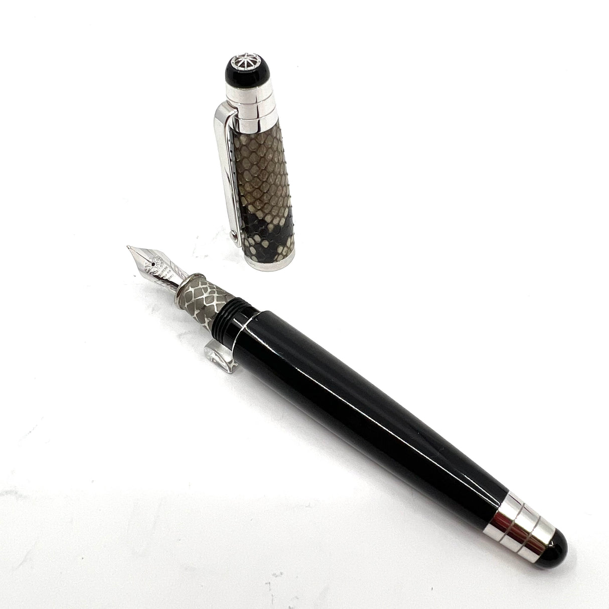 Signum (Italy) Nova Python - Black/Beige/Ivory Python Skin Fountain Pen