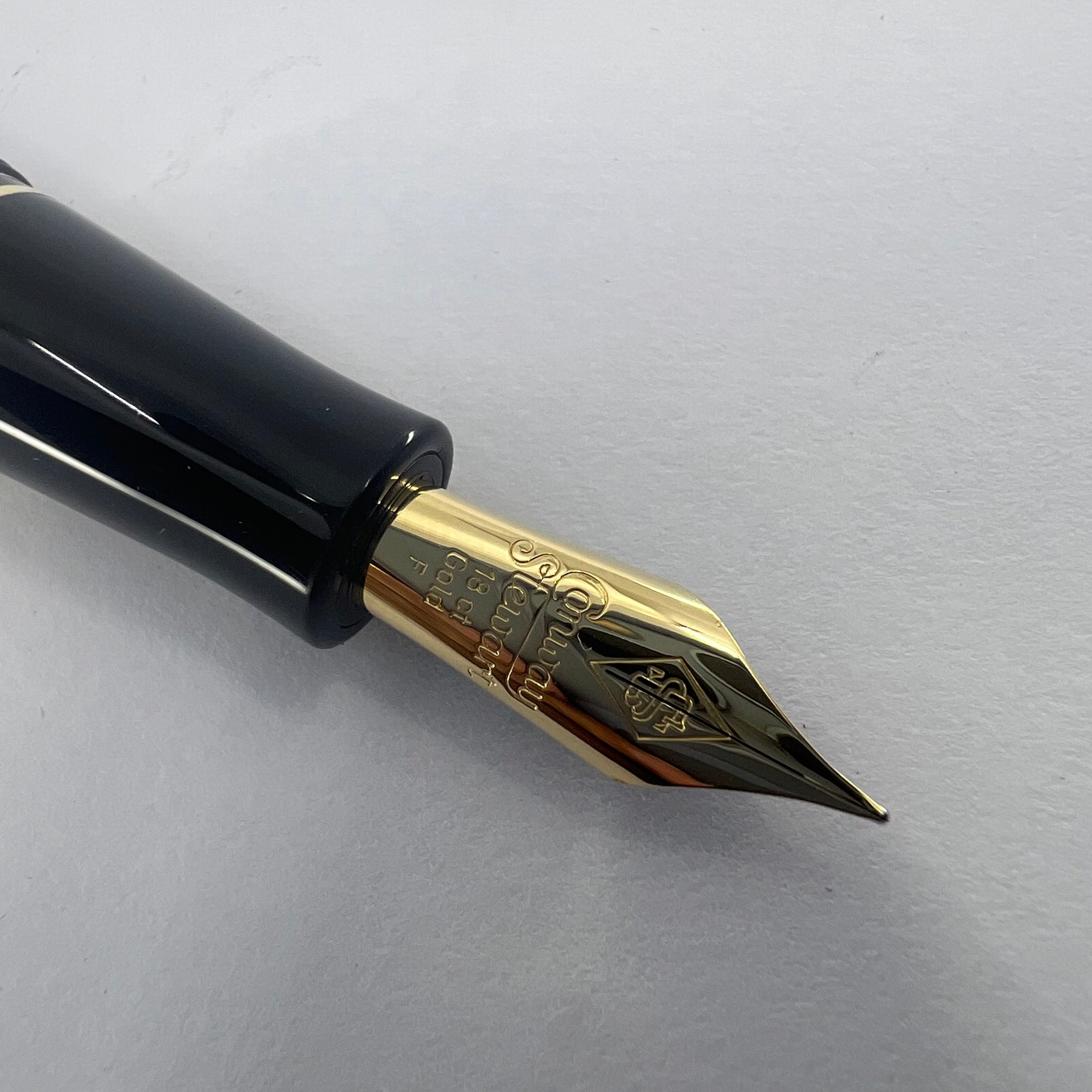 Conway-Stewart UK Charles Dickens "A Christmas Carol" Limited Edition Hand Painted Fountain Pen   -  Fine 18kt Gold Nib  - Number 1 of Only 8 Pens Made (2006)!!!