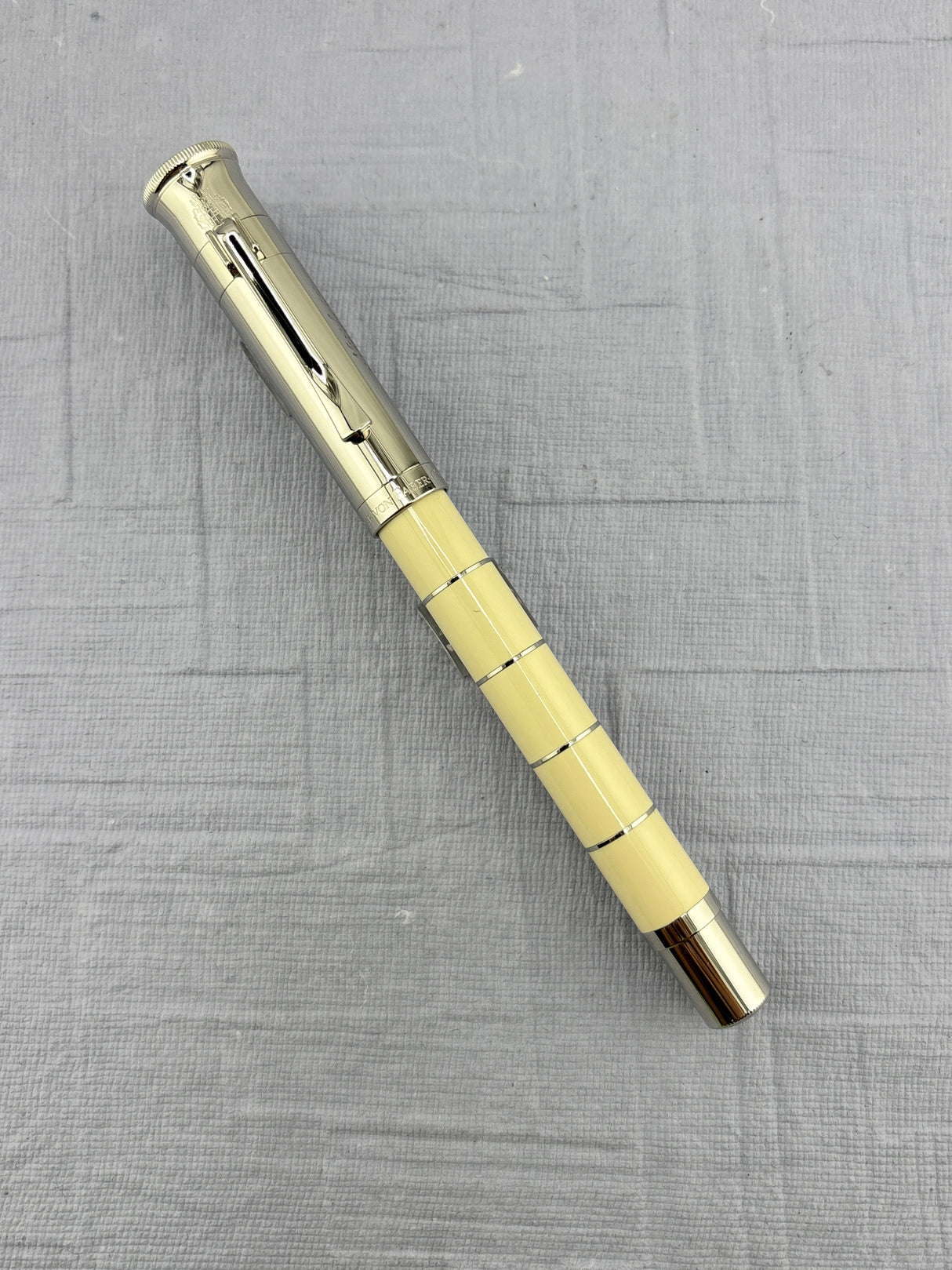 Graf Von Faber Castell Classic Anello Cream and silver - Fountain Pen