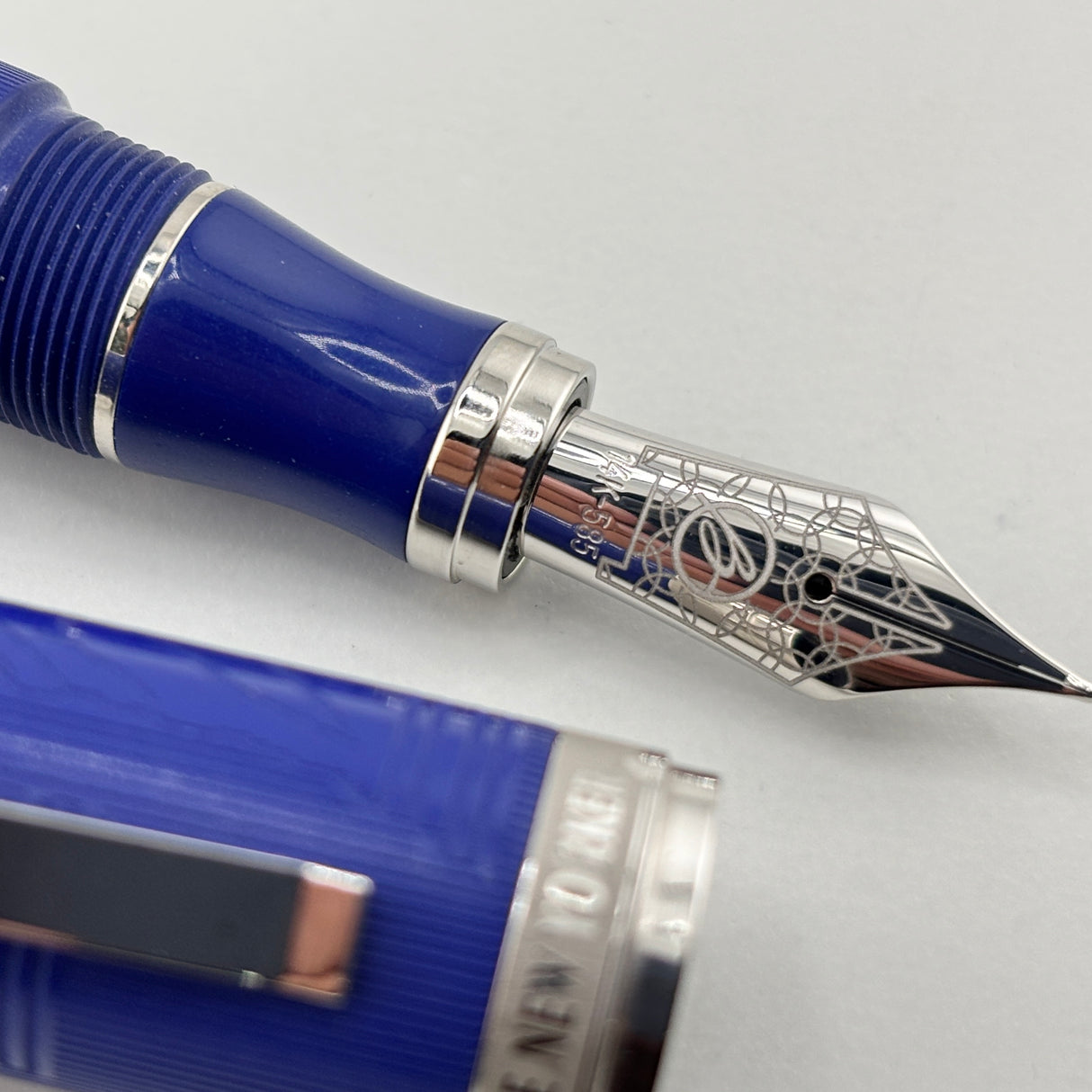 Bexley New Yorker Statue of Liberty Limited Edition Ebonite Fountain Pen - Medium 14 Kt Gold Nib