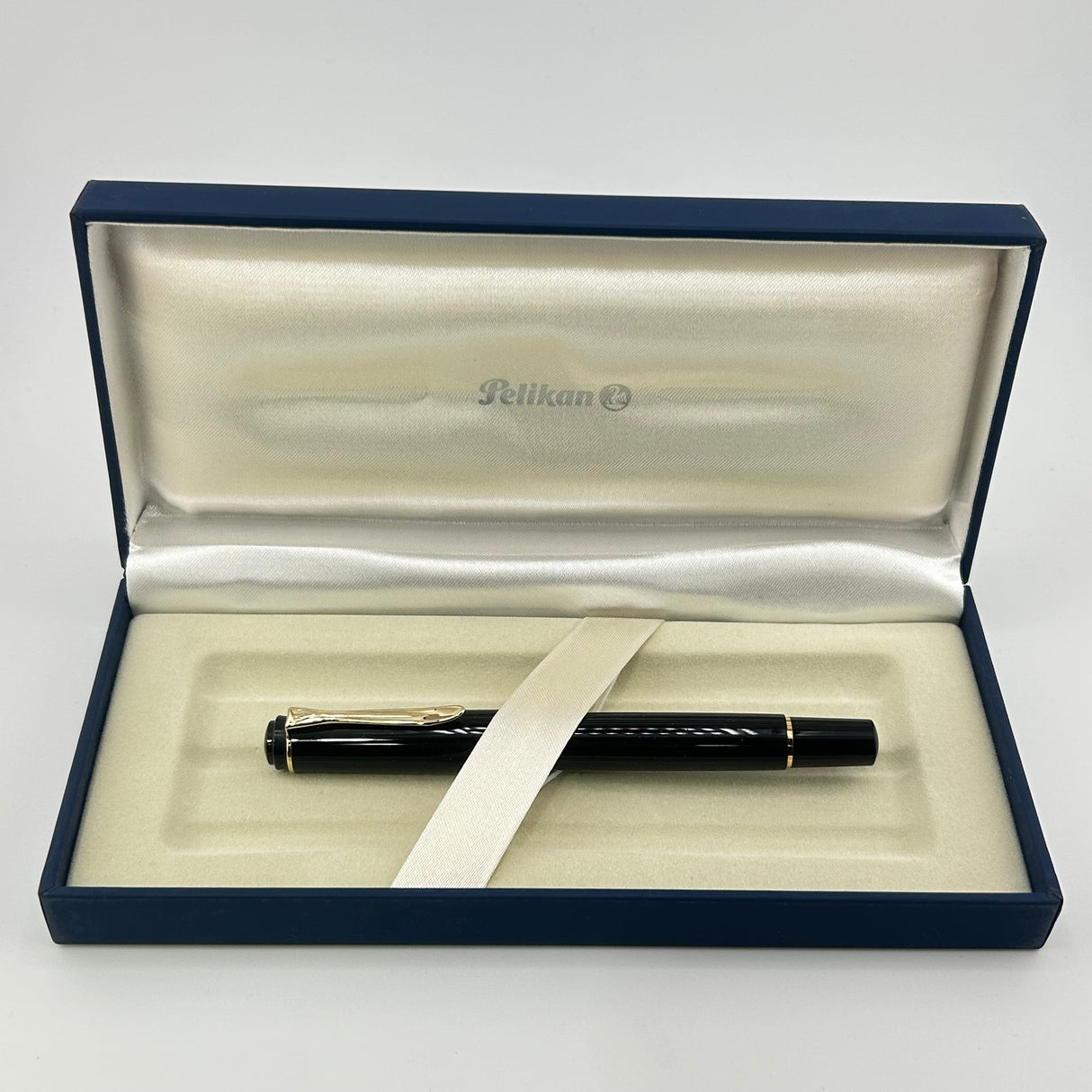 Pelikan Souverän M200 Black Italic Nib ! - Fountain Pen