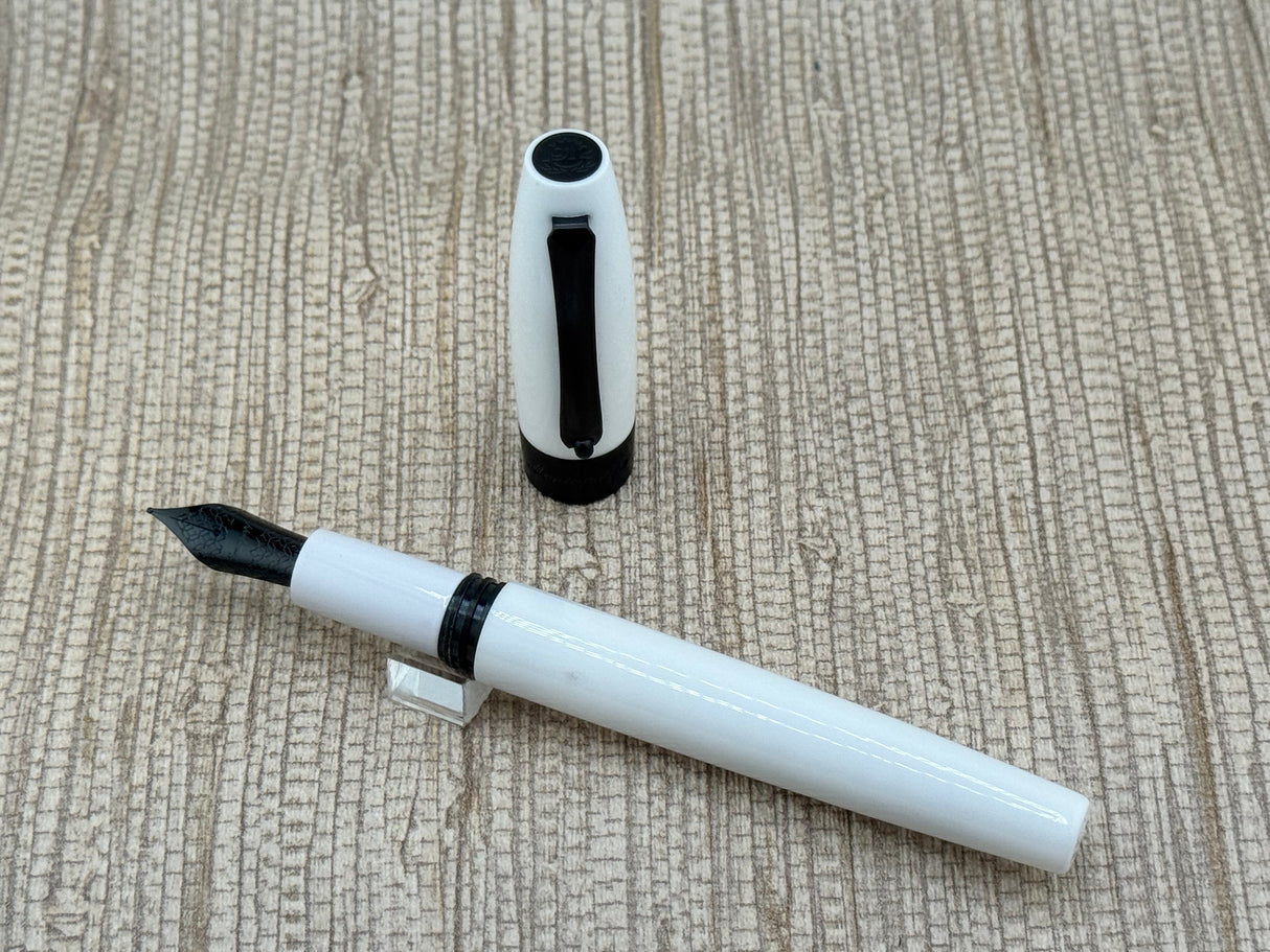 Jimmy's Pick - Montegrappa Fortuna White - Fountain Pen