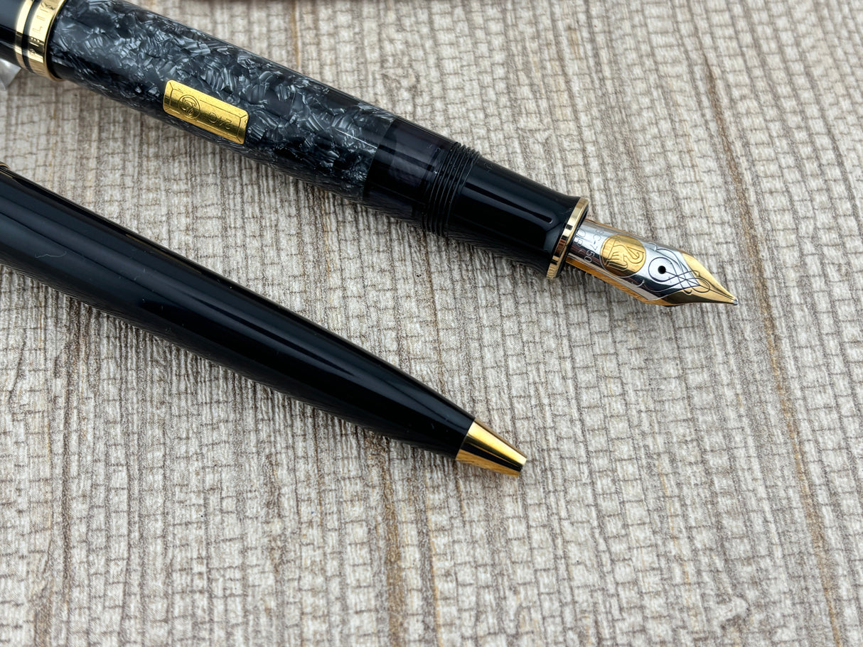 Pelikan Wall Street Set #0164/4500 Fountain Pen and Ballpoint Pen - Oblique 18kt Gold Nib For Right-Handed Writers