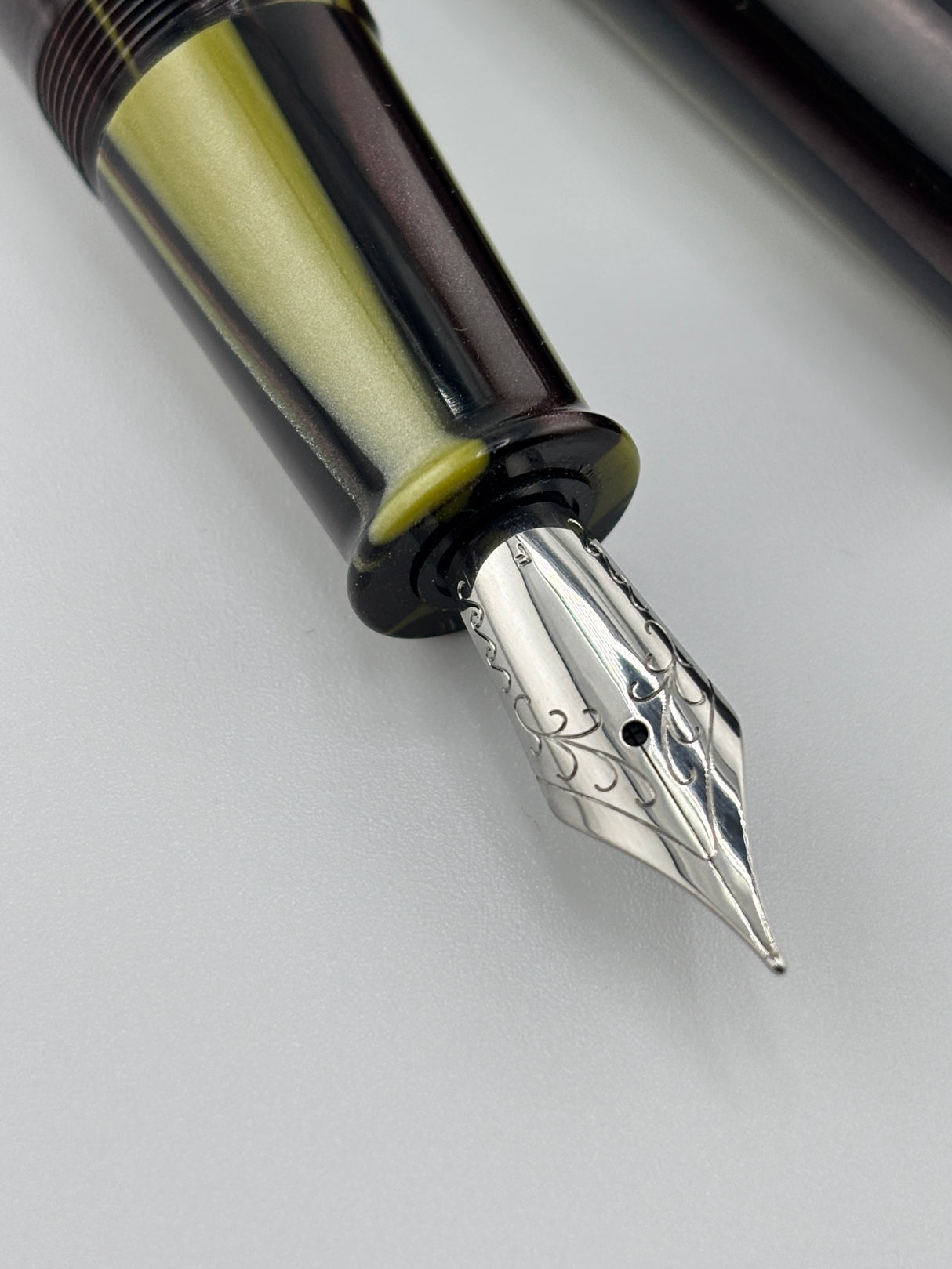 Ranga Pen huge Pen Lime and Black resin NICE  - Fine nib - Fountain Pen