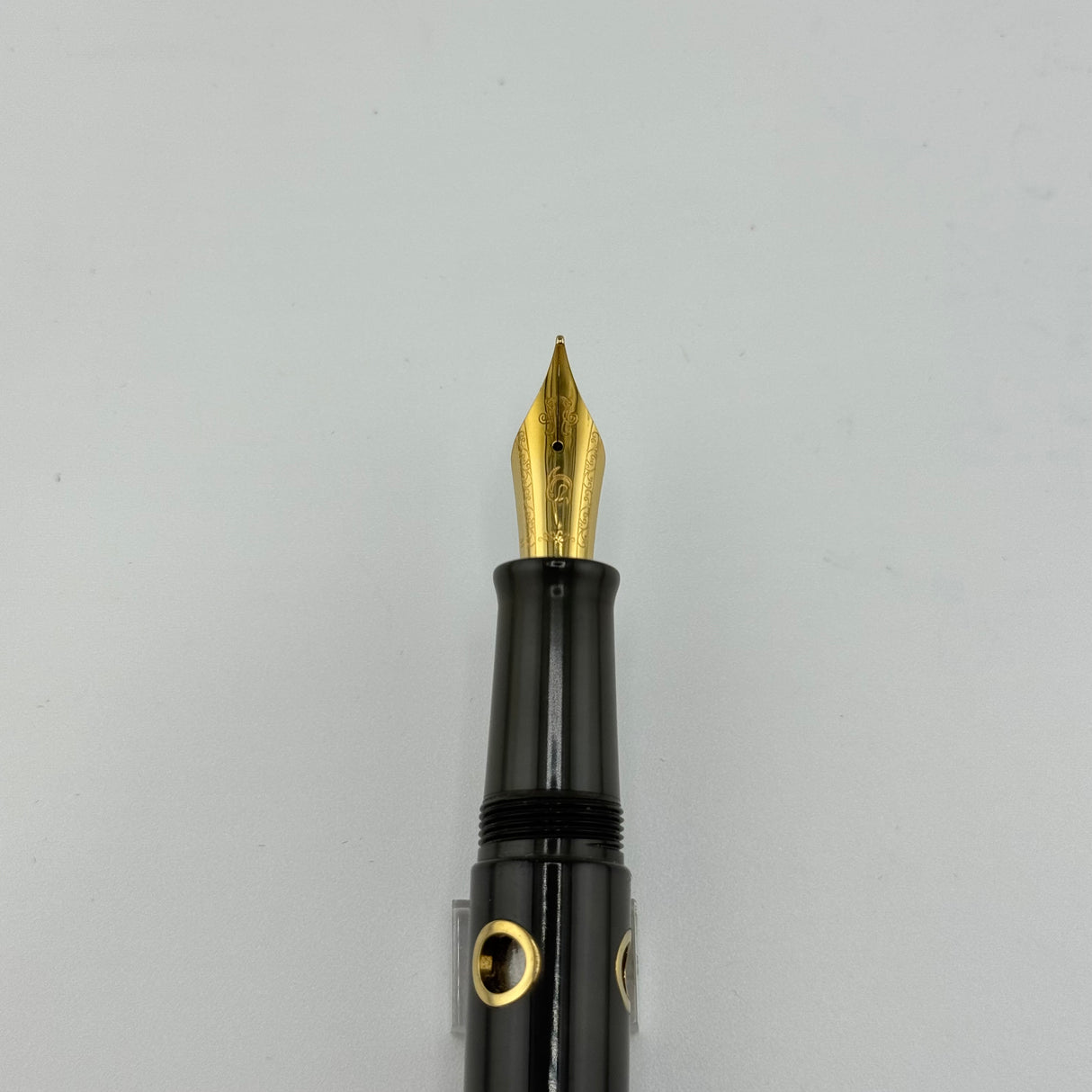 Nahvalur Nautilus Aubergine Ebonite gold trim - Fountain Pen
