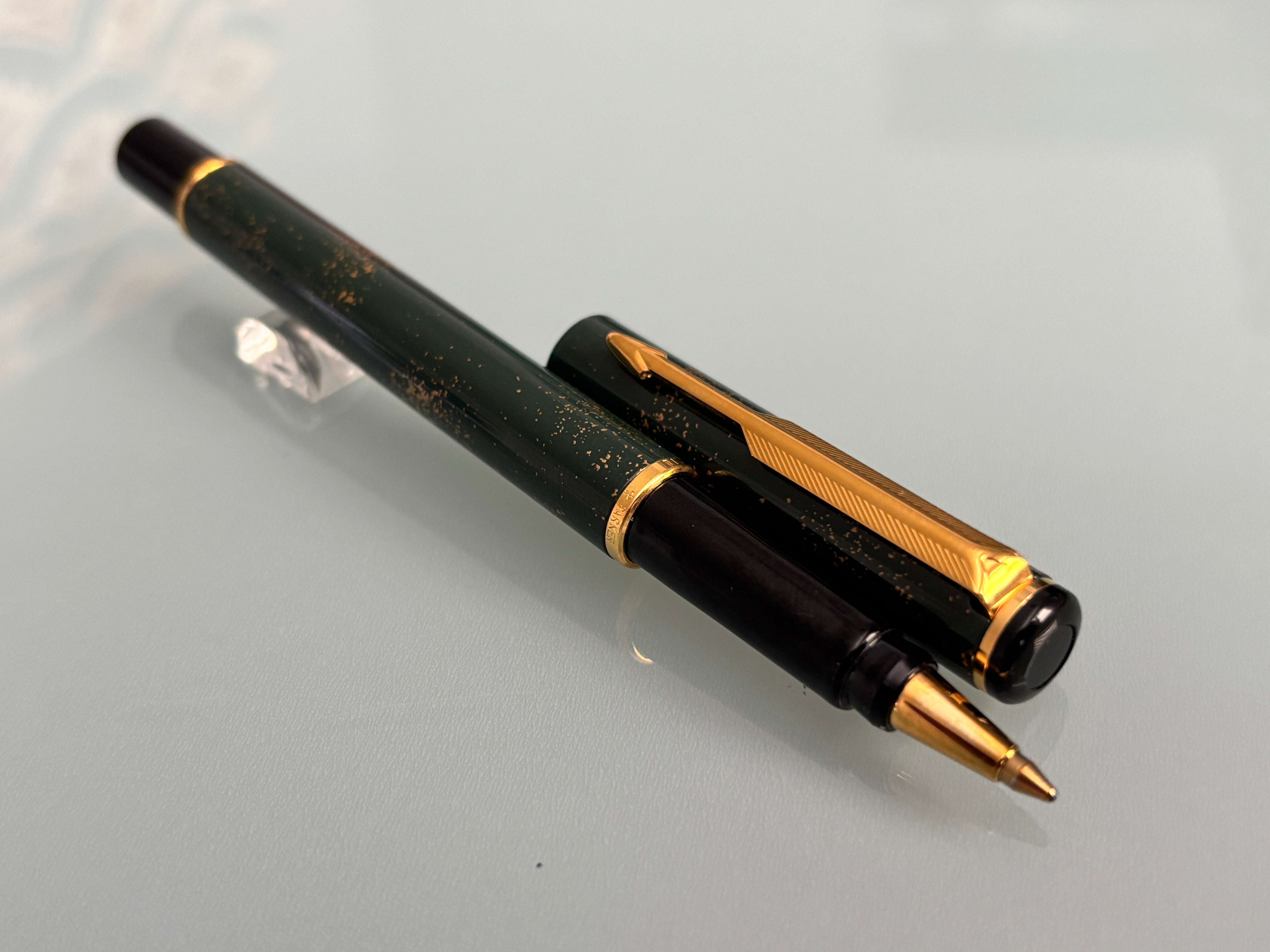 Parker Rialto Black Gold Dust - Made in UK - Roller Ball