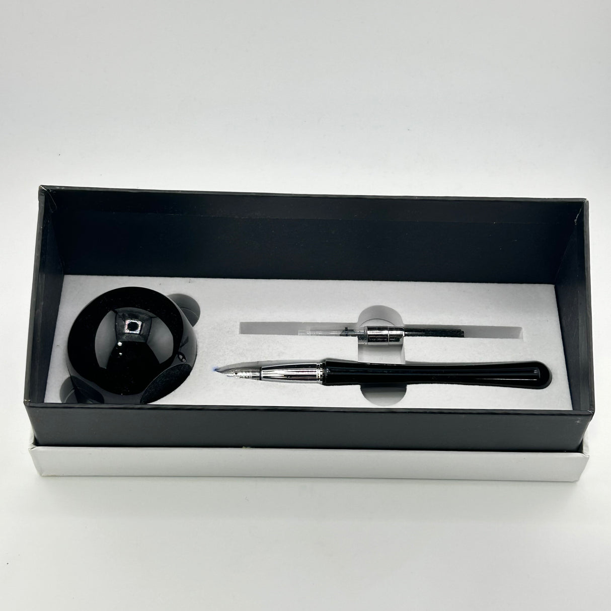 Fountain Pen Black very interesting design - No name on it - Fountain Pen