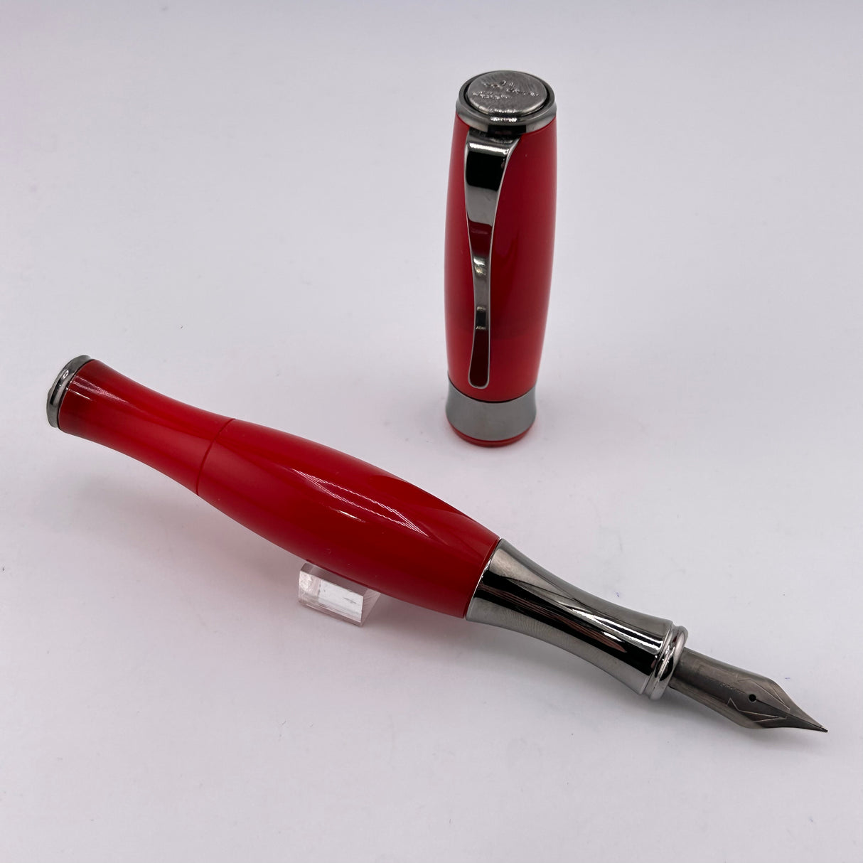 Levenger Samba Red Titanium nib - Fountain Pen