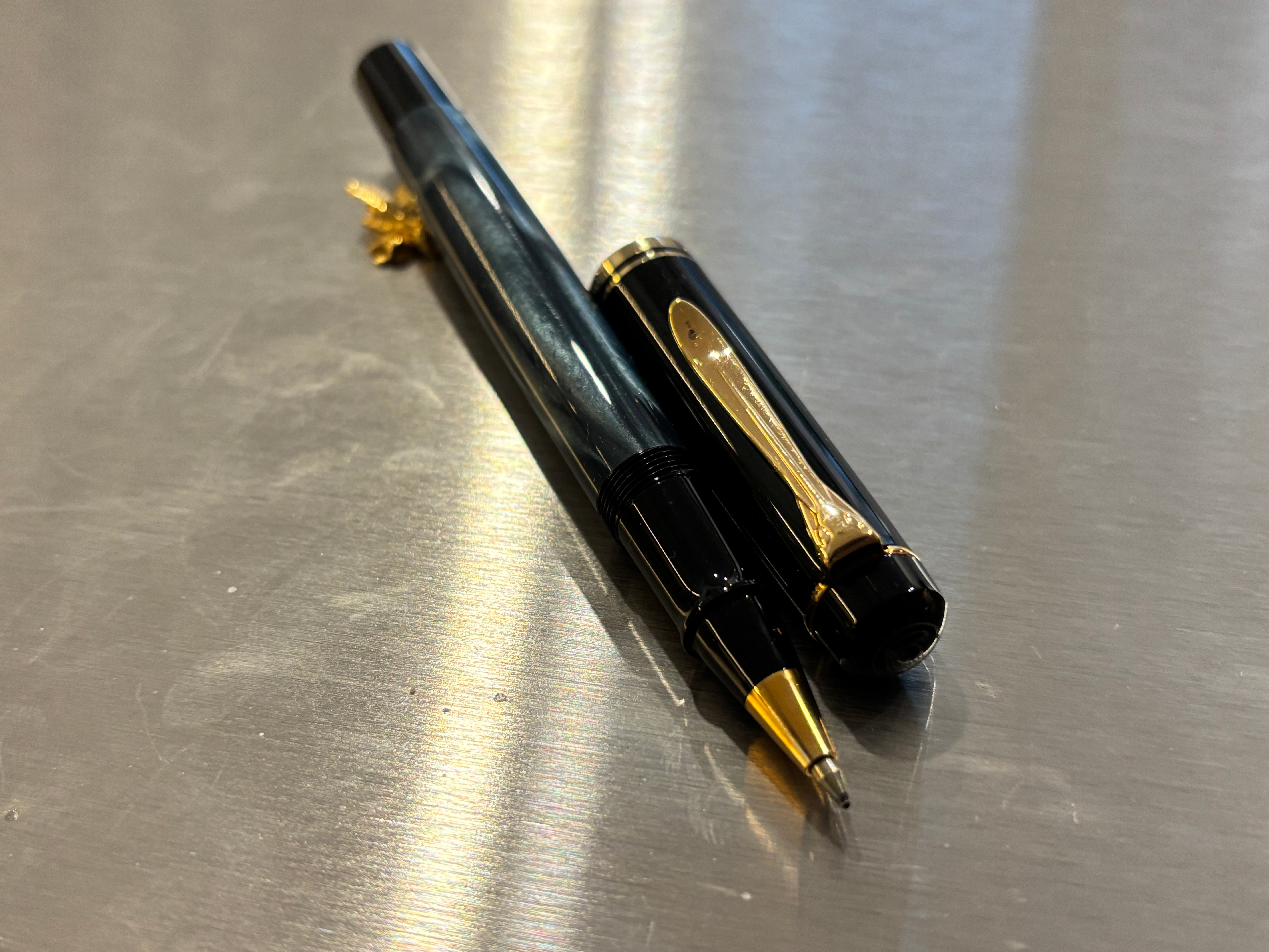 Pelikan R200 Green marble Black cap - Roller Ball