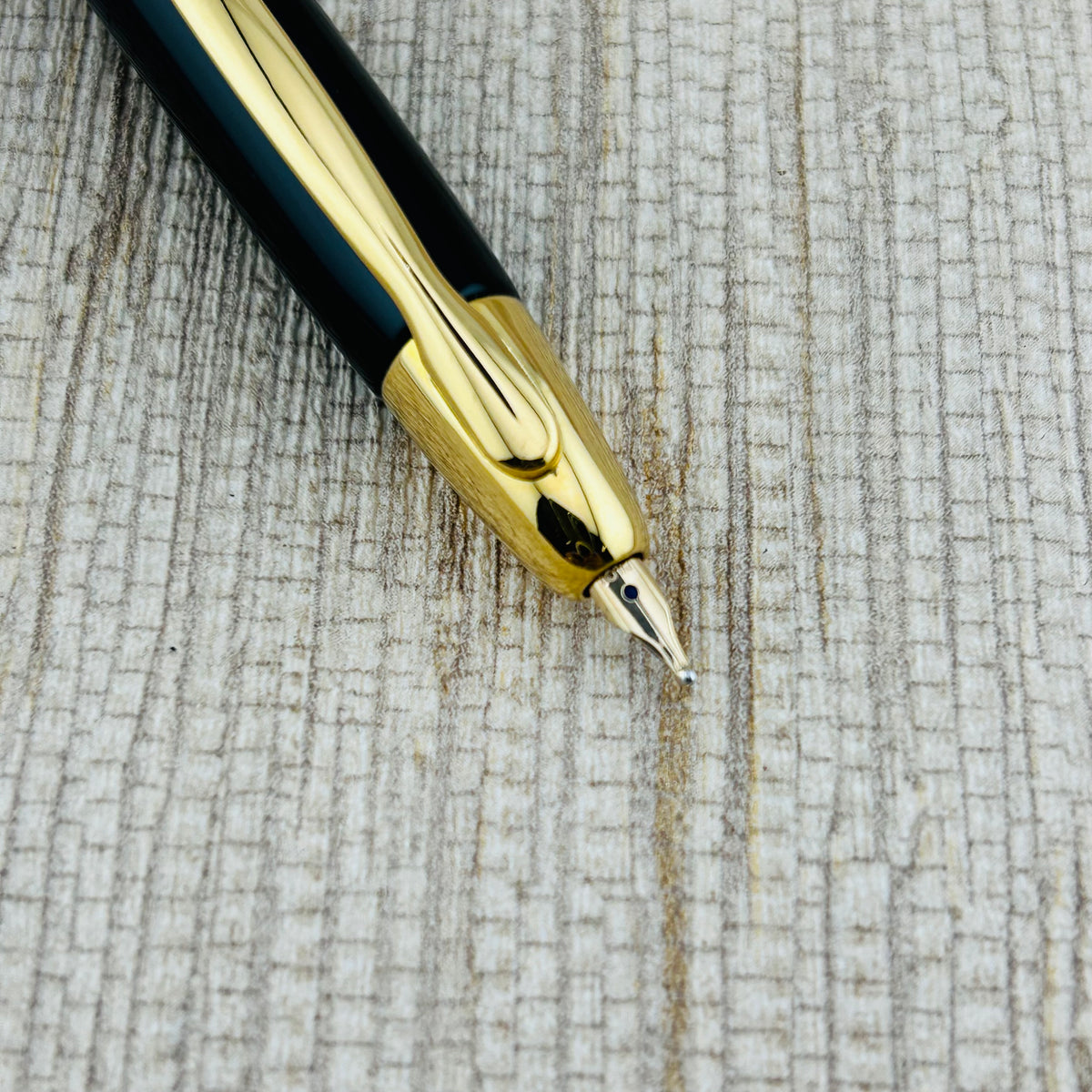 Pilot Vanishing Point Black and Gold - Fountain Pen