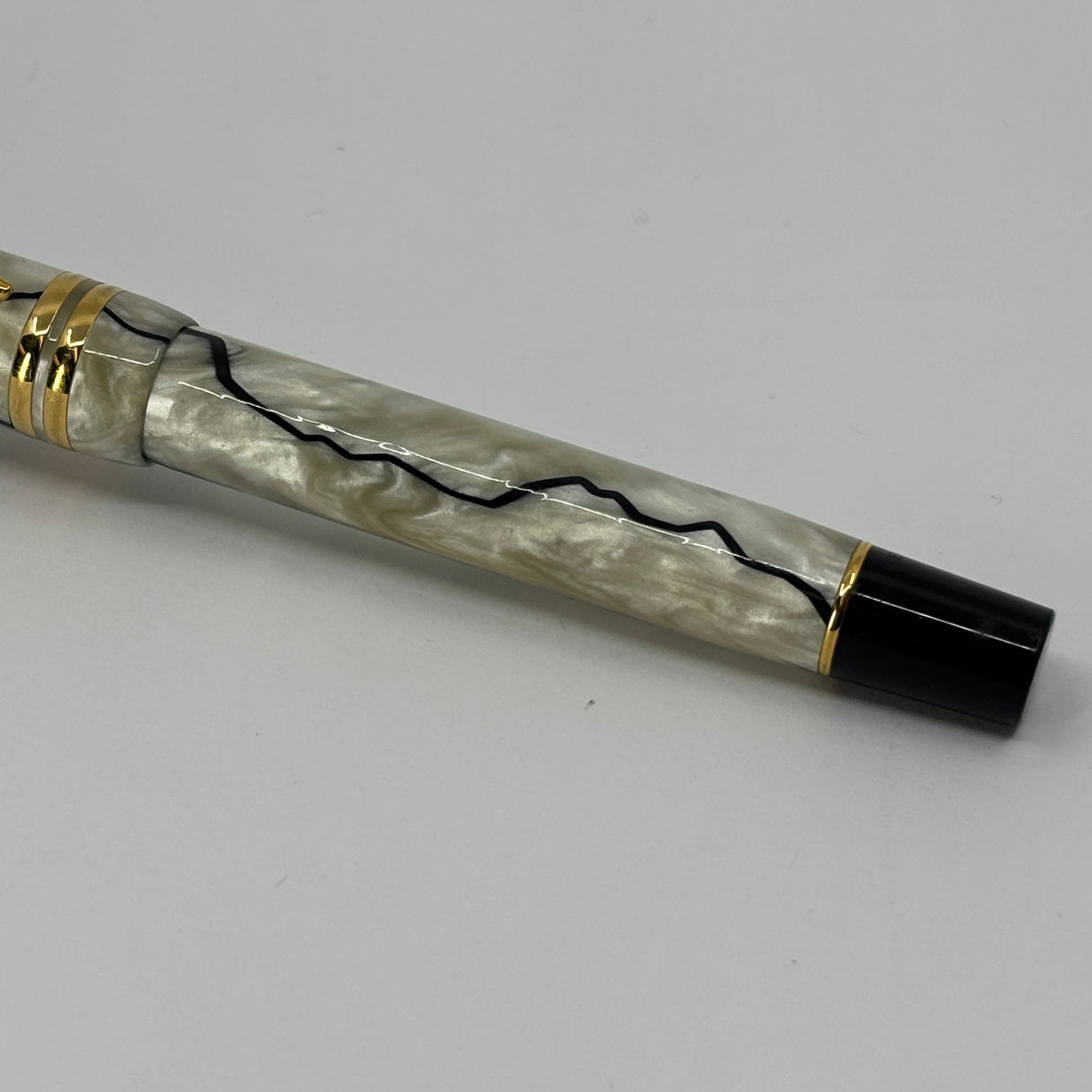 Parker Duofold International (Standard Size) Pearl & Black Fountain Pen - Broad 18kt Gold Nib