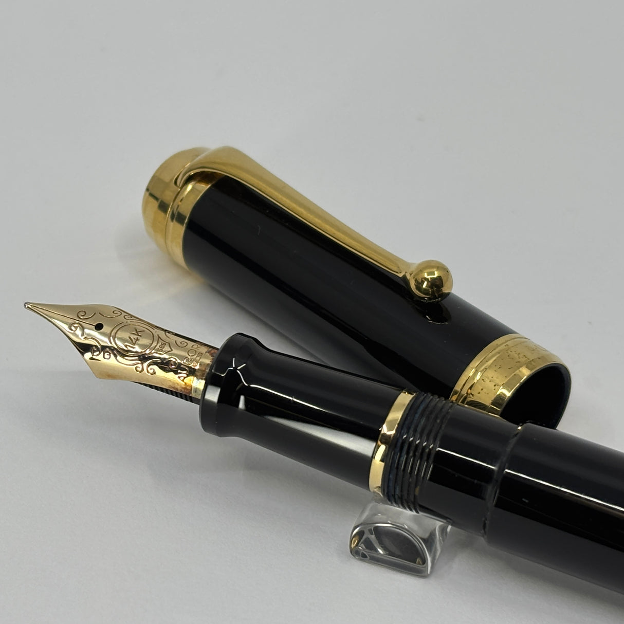 Aurora Black Talentum Fountain Pen - Medium 14kt Gold Nib