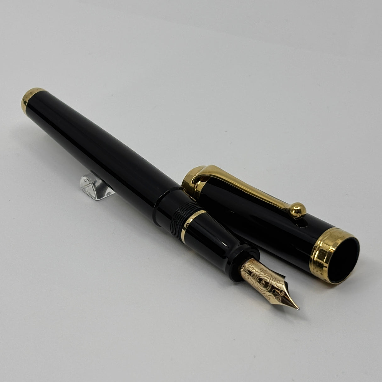 Aurora Black Talentum Fountain Pen - Medium 14kt Gold Nib