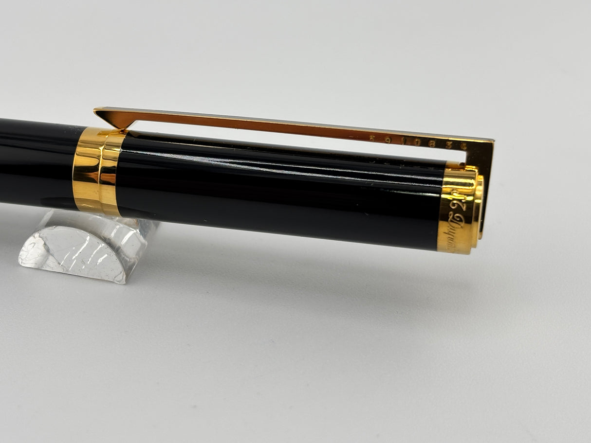 S.T. Dupont Black Laque de Chine Classique Fountain Pen - Fine 18kt Gold Nib