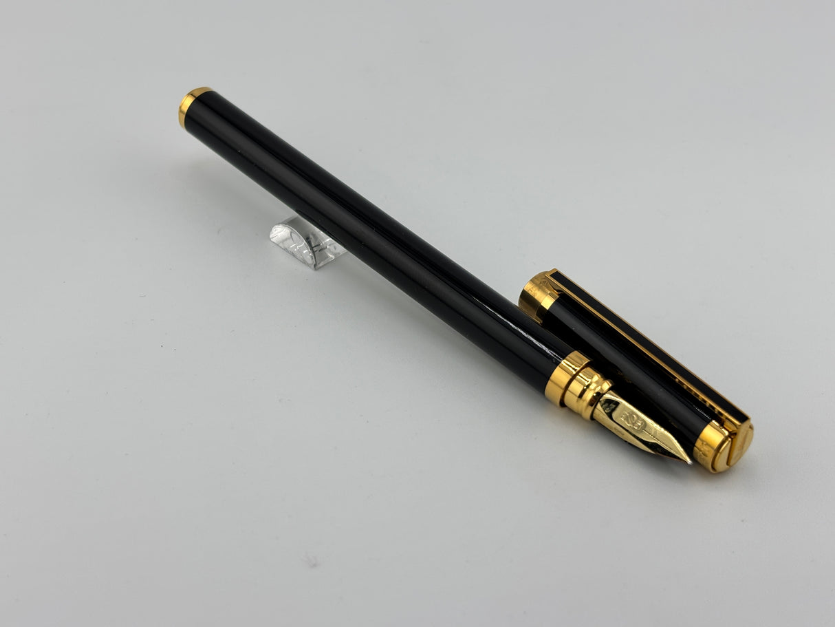 S.T. Dupont Black Laque de Chine Classique Fountain Pen - Fine 18kt Gold Nib