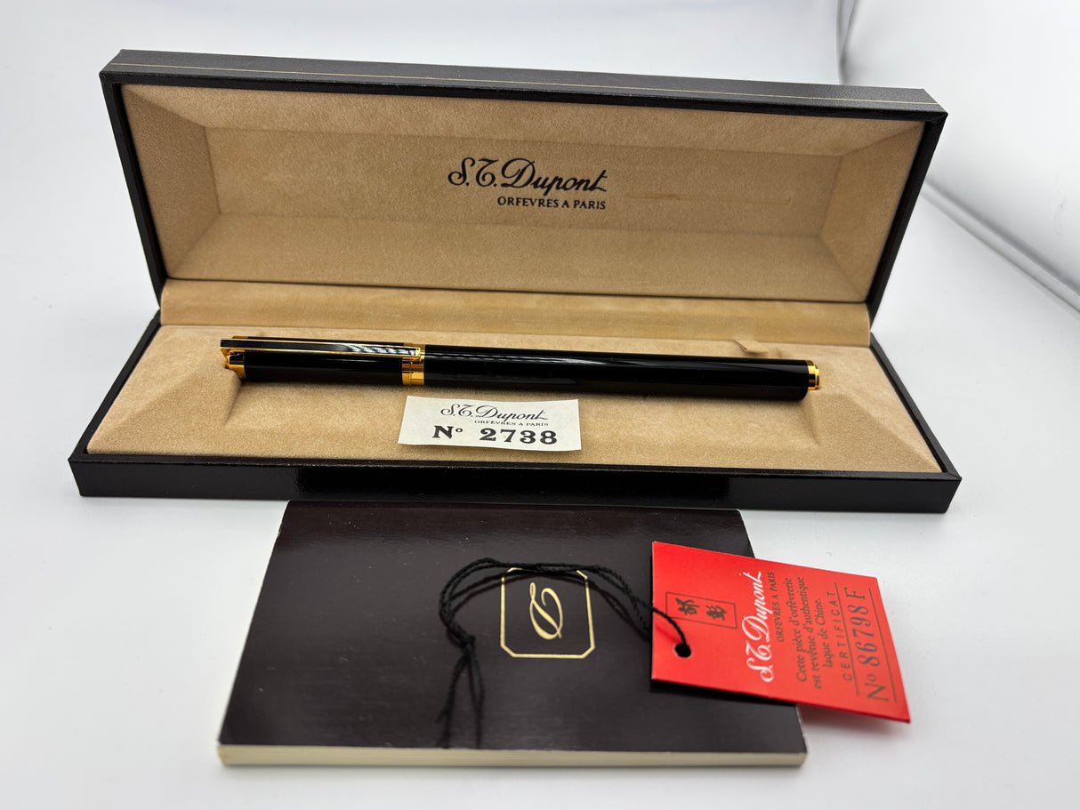 S.T. Dupont Black Laque de Chine Classique Fountain Pen - Fine 18kt Gold Nib