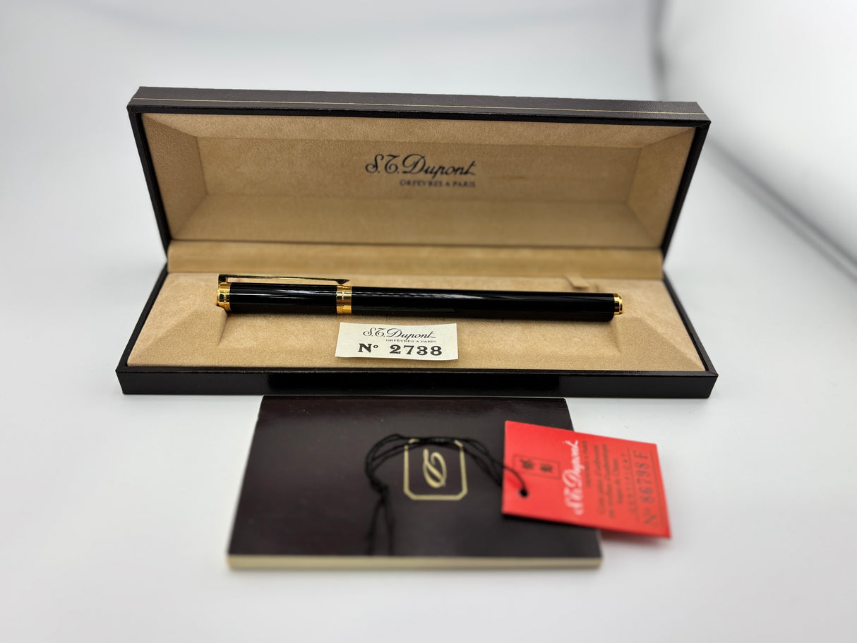 S.T. Dupont Black Laque de Chine Classique Fountain Pen - Fine 18kt Gold Nib