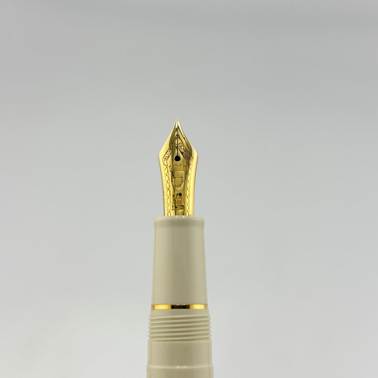 Sailor 1911 Standard size cream color gold trim 14k nib - Fountain Pen