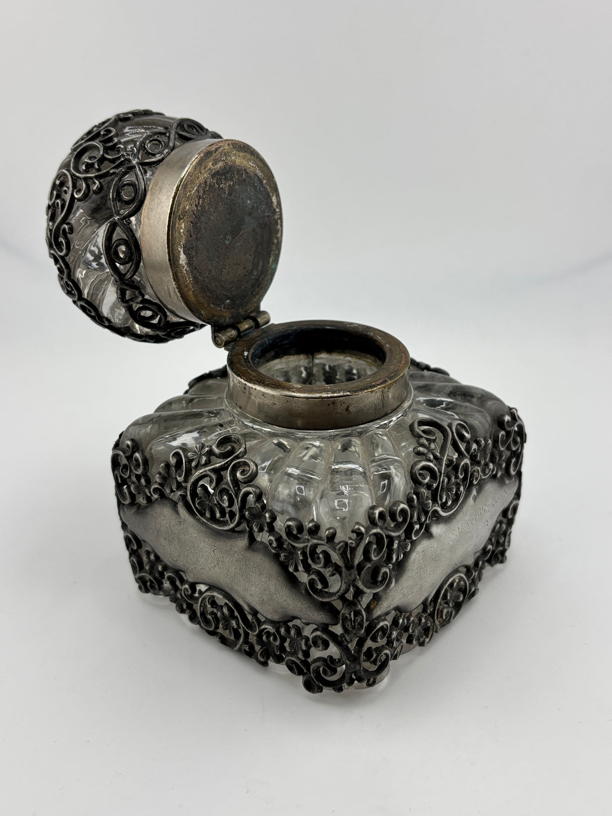 Inkwell Vintage circa 1930 excellent condition - Glass and silver metal floral overlay