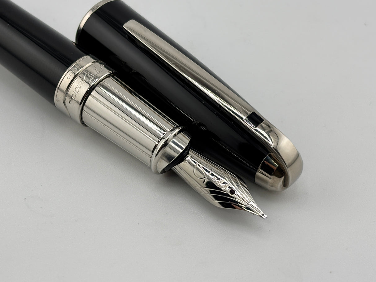 S.T. Dupont Orpheo Extra Large Black Laque de Chine Fountain Pen - Medium 18kt Gold Nib