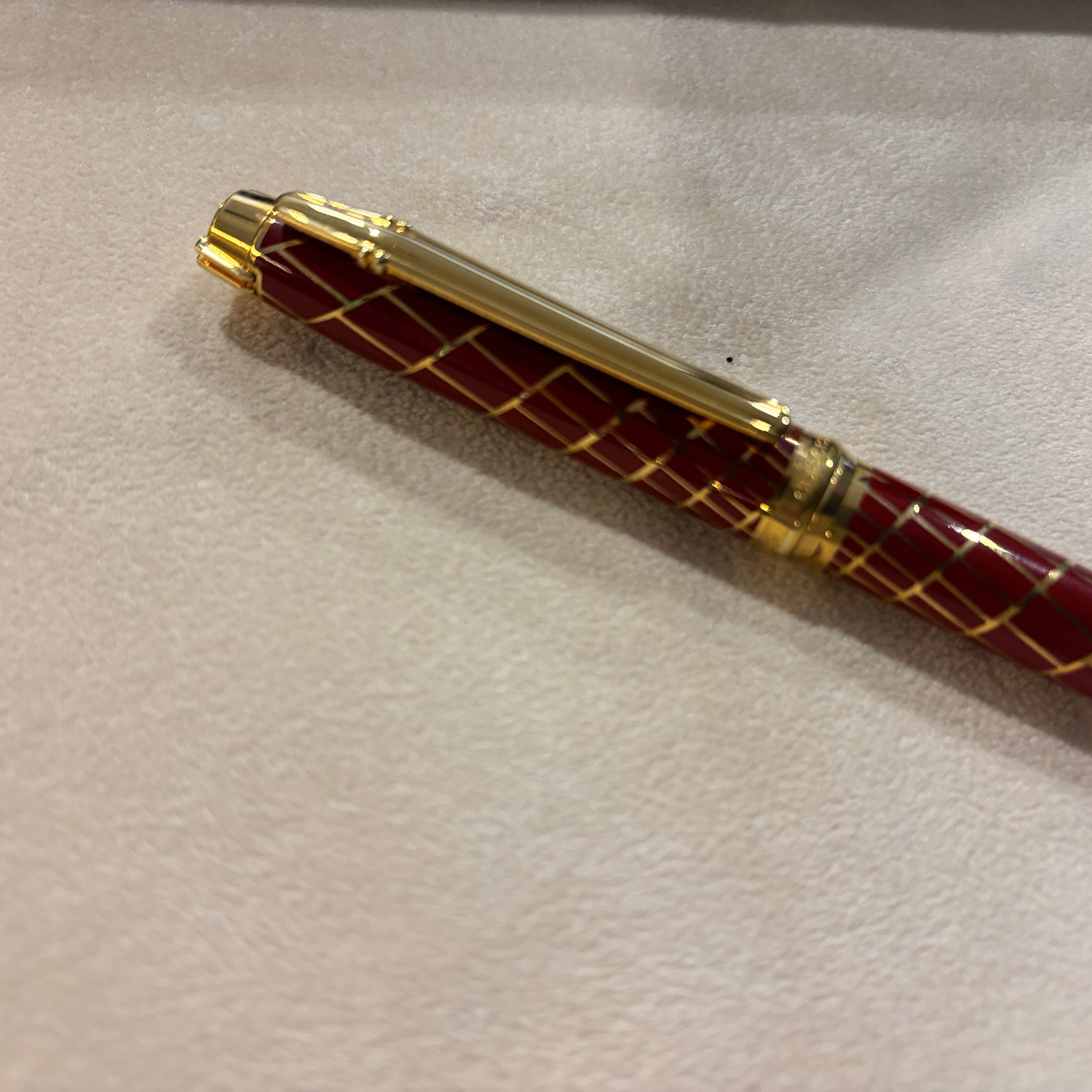 Elysee Chinese Lacquer  Parthenon  Trajan Rouge Fountain Pen - Fine 18kt Gold Nib