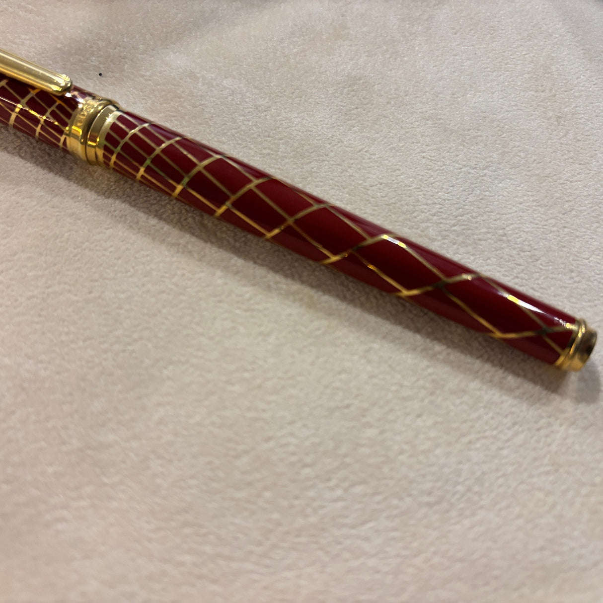 Elysee Chinese Lacquer  Parthenon  Trajan Rouge Fountain Pen - Fine 18kt Gold Nib